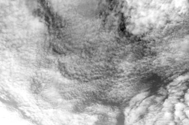 Gökyüzünü kaplayan desenli altokümülüs bulutlarının siyah beyaz fotoğrafı. Yaratıcı tasarım projeleri için detaylı bulut kalıpları ve ışık geçişleriyle dramatik monokrom gökyüzü arkaplanı