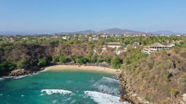 Puerto Escondido 'nun havadan kumsal manzarası