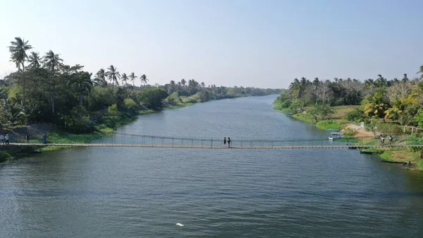 Antigua nehri üzerinde köprü manzarası