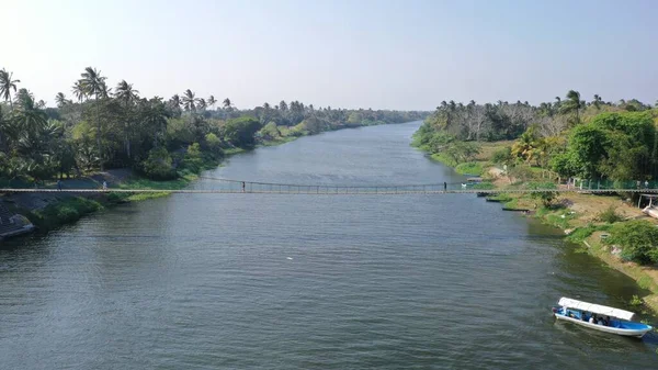 Antigua nehri üzerinde köprü manzarası