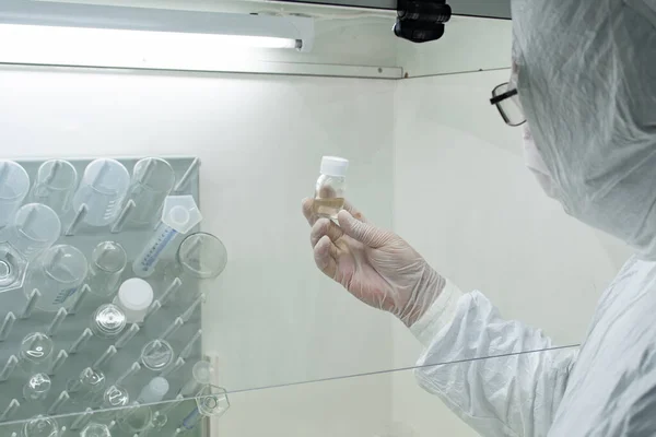 Scientist Protective White Coat Mask Gloves Analyzes Virus Bacteria Sample — Stockfoto