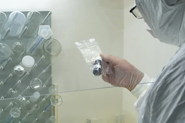 Wetenschapper Beschermende Witte Vacht Masker Handschoenen Analyseert Een Virus Bacteriemonster — Stockfoto