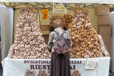 Vilnius, Litvanya - 20 Eylül 2020: Bir bayram panayırında Letonya simidi, sokak yemekleri pazarı
