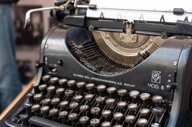 Vilnius, Litvanya - 20 Eylül 2020: Eski klasik daktilo, retro tarzı, kapat