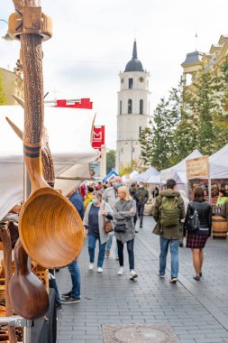 Vilnius, Litvanya - 20 Eylül 2020: Vilnius, Litvanya 'da geleneksel sokak pazarı, geleneksel el sanatları fuarı, dikey