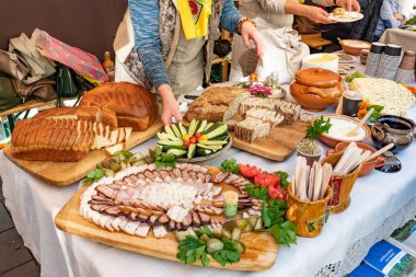 Başlangıç, aperatif ve atıştırmalıklarla dolu bir masa, bayram kutlaması için yiyecek, Litvanya veya Kuzey Avrupa veya Baltık yemekleri