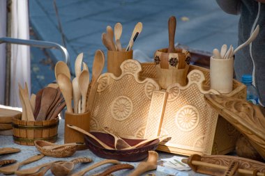 Ahşap mutfak eşyaları ve dekorasyonlar Vilnius 'taki Paskalya pazarında satılıyor. Litvanya başkentinin geleneksel el sanatları fuarı her Mart ayında Old Town sokaklarında düzenleniyor