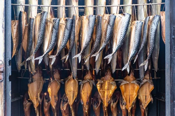 Droge Gerookte Gekruide Makreel Een Roker Een Traditionele Markt — Stockfoto