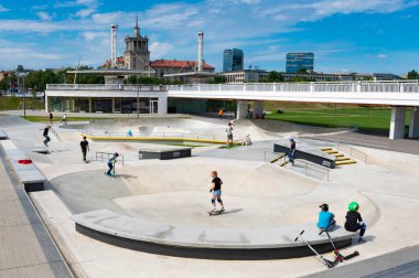 Vilnius, Litvanya - 20 Temmuz 2020: Yeni kaykay parkı, kaykay pisti, çocuklarla ve çocuklarla şehir merkezinde paten pisti 