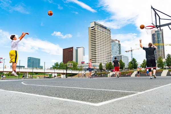 Vilnius Litvanya Temmuz 2020 Şehirde Sokak Basketbolu Erkekler Şehir Gökdelenlerle — Stok fotoğraf