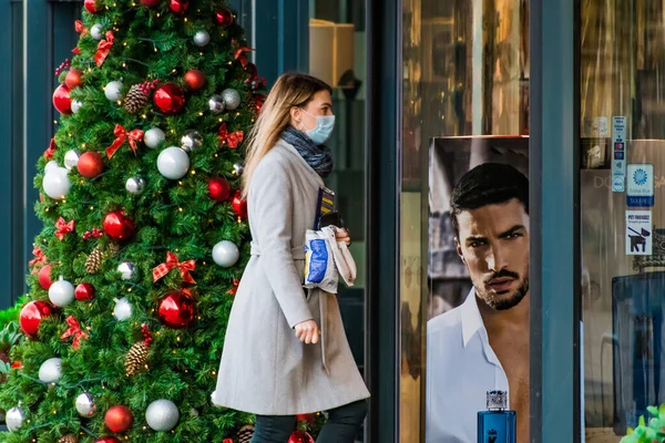 Vilnius Lituanie Novembre 2020 Belle Fille Femme Portant Masque Promenant — Photo