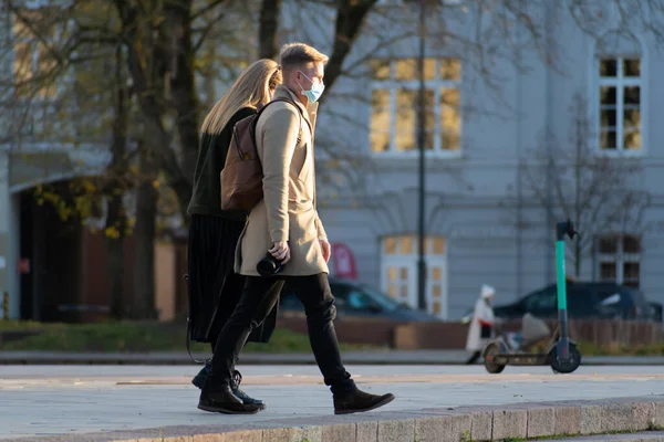 Vilnius Lithuania November 2020 Pasangan Mengenakan Topeng Dan Berjalan Kota — Stok Foto