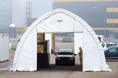 Vilnius, Litvanya - 10 Kasım 2020: Mobil test istasyonu çadırı, Coronavirus veya COVID19 salgını sırasında sağlık görevlisi ve otomobil testleri için sıcak nokta