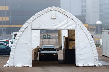 Vilnius, Litvanya - 10 Kasım 2020: Mobil test istasyonu çadırı, Coronavirus veya COVID19 salgını sırasında sağlık görevlisi ve otomobil testleri için sıcak nokta