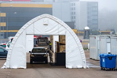 Vilnius, Litvanya - 10 Kasım 2020: Mobil test istasyonu çadırı, Coronavirus veya COVID19 salgını sırasında sağlık görevlisi ve otomobil testleri için sıcak nokta