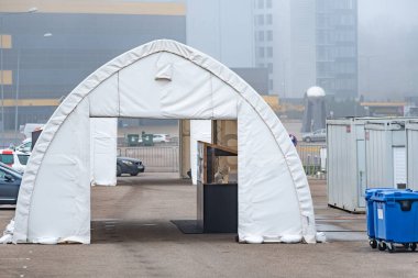 Vilnius, Litvanya - 10 Kasım 2020: Mobil test istasyonu çadırı, Coronavirus veya COVID19 salgını sırasında sağlık görevlisi ve otomobil testleri için sıcak nokta