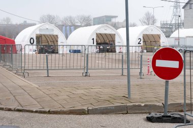 Vilnius, Litvanya - 10 Kasım 2020: Mobil test istasyonu çadırı, Coronavirus veya COVID19 salgını sırasında giriş işareti olmayan araç ve sağlık görevlileri