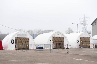 Vilnius, Litvanya - 10 Kasım 2020: Mobil test istasyonu çadırı, Coronavirus veya COVID19 salgını sırasında sağlık görevlisi ve otomobil testleri için sıcak nokta