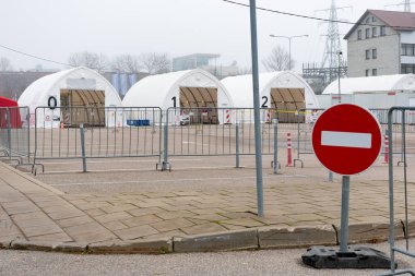 Vilnius, Litvanya - 10 Kasım 2020: Mobil test istasyonu çadırı, Coronavirus veya COVID19 salgını sırasında giriş işareti olmayan araç ve sağlık görevlileri