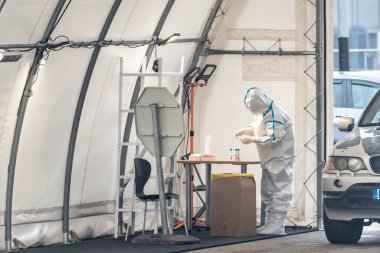Vilnius, Litvanya - 10 Kasım 2020: Mobil test istasyonu çadırı, Coronavirus veya COVID19 salgını sırasında sağlık görevlisi ve otomobil testleri için sıcak nokta