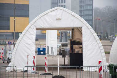 Vilnius, Litvanya - 10 Kasım 2020: Mobil test istasyonu çadırı, Coronavirus veya COVID19 salgını sırasında sağlık görevlisi ve otomobil testleri için sıcak nokta