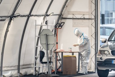 Vilnius, Litvanya - 10 Kasım 2020: Mobil test istasyonu çadırı, Coronavirus veya COVID19 salgını sırasında sağlık görevlisi ve otomobil testleri için sıcak nokta