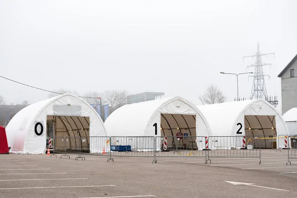 Vilnius, Litvanya - 10 Kasım 2020: Mobil test istasyonu çadırı, Coronavirus veya COVID19 salgını sırasında sağlık görevlisi ve otomobil testleri için sıcak nokta