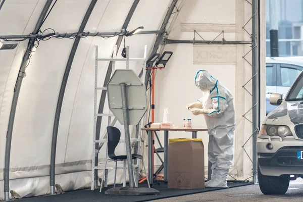Vilnius, Litvanya - 10 Kasım 2020: Mobil test istasyonu çadırı, Coronavirus veya COVID19 salgını sırasında sağlık görevlisi ve otomobil testleri için sıcak nokta