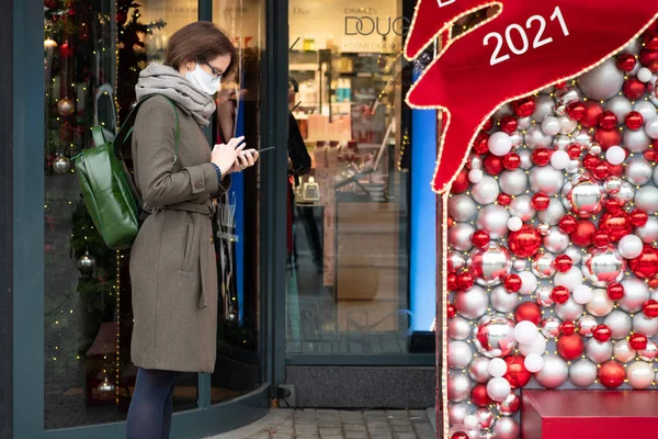 Vilnius Litva Listopad 2020 Krásná Dívka Maskou Kontroluje Aplikaci Stop — Stock fotografie