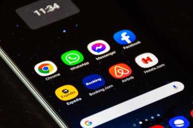 Vilnius, Litvanya - 12 Kasım 2020: Booking.com, Expedia, Airbnb ve Hotels.com logosu Covid veya Coronavirus 'tan kaynaklanan akıllı telefon, seyahat ve otel endüstrisi krizi, veri sızıntısı