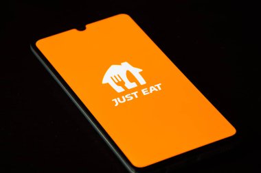 Vilnius, Litvanya - 18 Kasım 2020: Akıllı telefondaki uygulamayı, yemek siparişini ve teslimat servisini ye. Covid veya Coronavirus salgını sırasında yemek servisi.