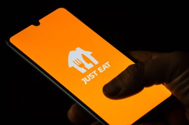Vilnius, Litvanya - 18 Kasım 2020: Akıllı telefondaki uygulamayı, yemek siparişini ve teslimat servisini ye. Covid veya Coronavirus salgını sırasında yemek servisi.