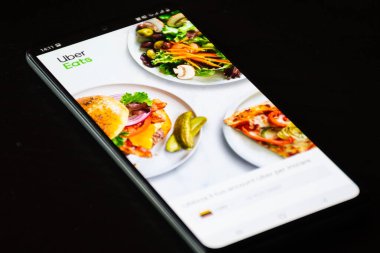 Vilnius, Litvanya - 18 Kasım 2020: Uber Eats. Yemek siparişi ve teslimat servisi. Covid ya da Coronavirus salgını sırasında atıştırmalık yemek, akıllı telefon uygulaması, çeşitli yiyecekleri, pizzayı, makarnayı, suşiyi, fast food 'u gösteren uygulama