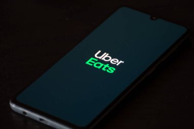 Vilnius, Litvanya - 18 Kasım 2020: Uber Eats. Yemek siparişi ve teslimat servisi. Covid ya da Coronavirus salgını sırasında atıştırmalık yemek, akıllı telefon uygulaması, çeşitli yiyecekleri, pizzayı, makarnayı, suşiyi, fast food 'u gösteren uygulama
