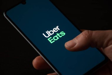 Vilnius, Litvanya - 18 Kasım 2020: Uber Eats. Yemek siparişi ve teslimat servisi. Covid veya Coronavirus salgını sırasında atıştırmalık yemek, akıllı telefon uygulaması çeşitli yiyecekleri, pizzayı, makarnayı, suşiyi, elle yapılan fast food 'u gösteren uygulama.
