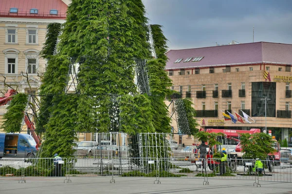 Mannen Aan Het Werk Top Van Een Kerstboom Stadsploegen Beginnen — Stockfoto