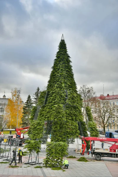 Hommes Travail Sommet Arbre Noël Les Équipes Ville Commencent Construction — Photo