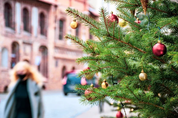 Detailní Informace Skutečné Zdobené Vánoční Stromek Červenými Zlatými Kuličkami Blond — Stock fotografie