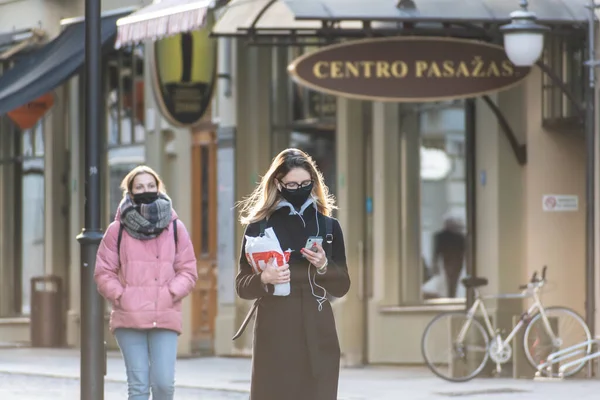 Vilnius Lithuania November 2020 Gadis Dengan Telepon Memakai Kacamata Dan — Stok Foto