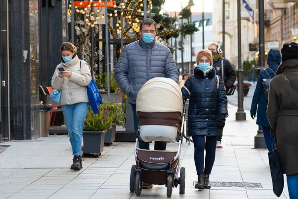 Vilnius Lituania Novembre 2020 Coppia Che Indossa Una Maschera Protettiva — Foto Stock