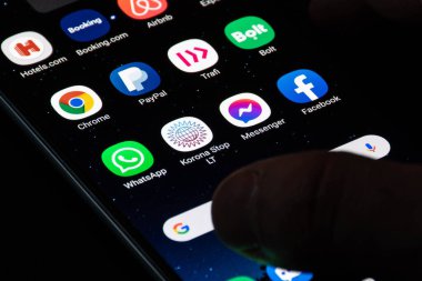 Vilnius, Litvanya - 25 Kasım 2020: Stop Covid, Korona Stop LT Litvanya, Litvanya yetkilisi COVID-19 veya Coronavirus takip uygulaması, izleme sistemi, parmak ile