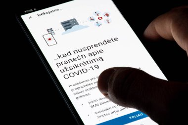 Vilnius, Litvanya - 25 Kasım 2020: Stop Covid, Korona Stop LT Litvanya, Litvanya yetkilisi COVID-19 veya Coronavirus takip uygulaması, izleme sistemi, parmak ile