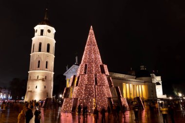 Vilnius, Litvanya - 28 Kasım 2020: Vilnius Katedrali meydanında güzel bir Noel ağacı, Litvanya, Avrupa, Covid veya Coronavirus salgını nedeniyle pazar ve etkinlik yok 