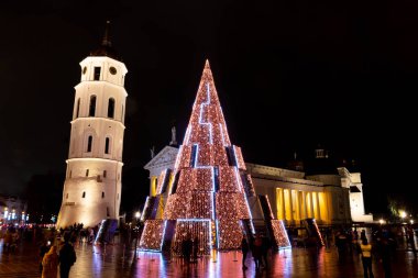 Vilnius, Litvanya - 28 Kasım 2020: Vilnius Katedrali meydanında güzel bir Noel ağacı, Litvanya, Avrupa, Covid veya Coronavirus salgını nedeniyle pazar ve etkinlik yok 