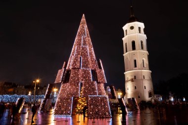 Vilnius, Litvanya - 28 Kasım 2020: Vilnius Katedrali meydanında güzel bir Noel ağacı, Litvanya, Avrupa, Covid veya Coronavirus salgını nedeniyle pazar ve etkinlik yok 