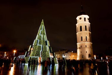Vilnius, Litvanya - 28 Kasım 2020: Vilnius Katedrali meydanında güzel bir Noel ağacı, Litvanya, Avrupa, Covid veya Coronavirus salgını nedeniyle pazar ve etkinlik yok 