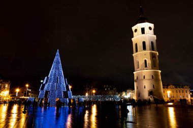 Vilnius, Litvanya - 28 Kasım 2020: Vilnius Katedrali meydanında güzel bir Noel ağacı, Litvanya, Avrupa, Covid veya Coronavirus salgını nedeniyle pazar ve etkinlik yok 