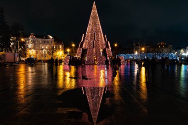 Vilnius, Litvanya - 28 Kasım 2020: Vilnius Katedrali meydanında güzel bir Noel ağacı, Litvanya, Avrupa, Covid veya Coronavirus salgını nedeniyle pazar ve etkinlik yok 