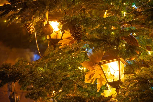 Красивый Фон Желтыми Огнями Старые Фонари Ветви Елки Зимой Рождество — стоковое фото