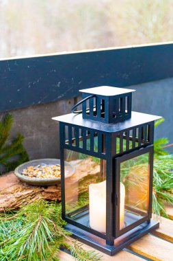 Mum, fener, çam ağacı dalları ve tohumlar için bir tabakta, kış bakımı için, dikey